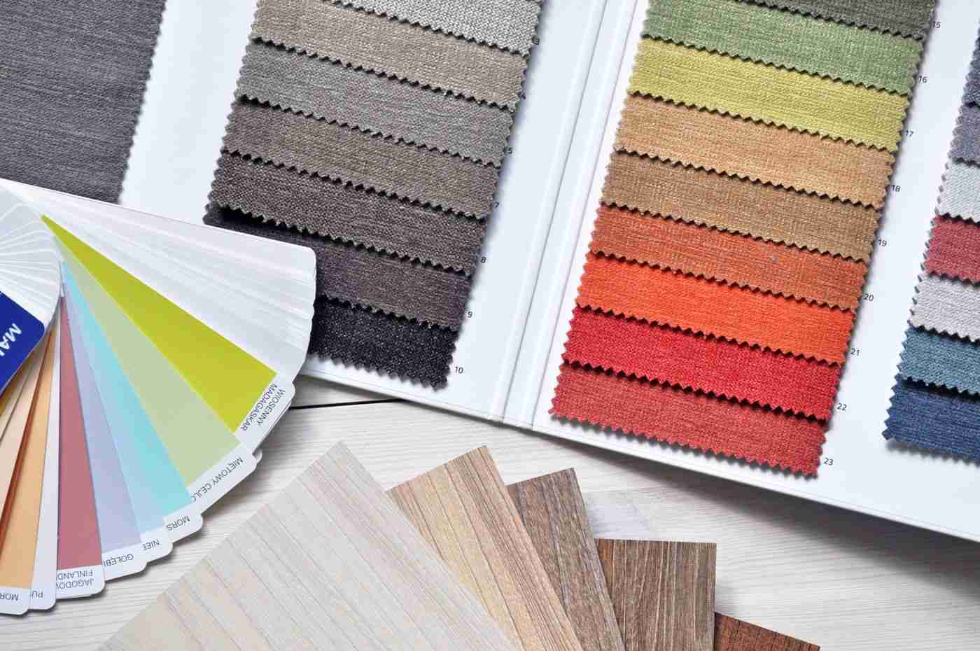 Campioni di tessuto e colore disposti sul tavolo