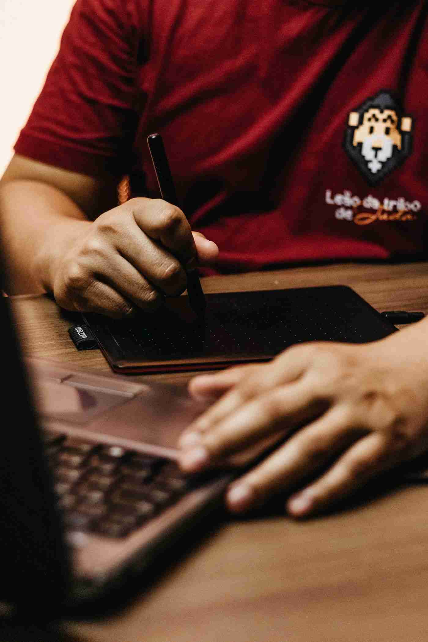 Grafico al lavoro su tavoletta e computer