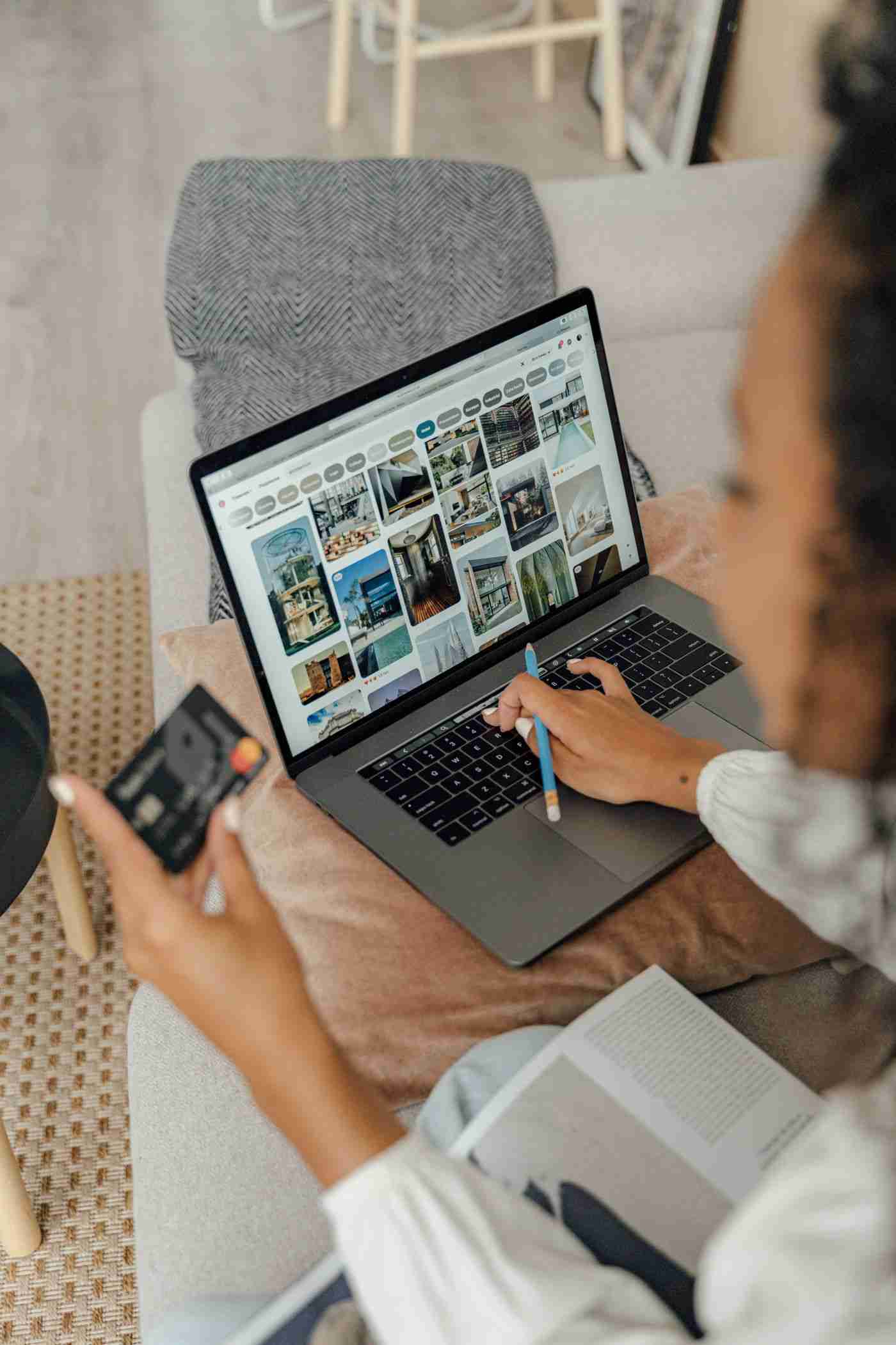 Persona che configura un ordine al computer